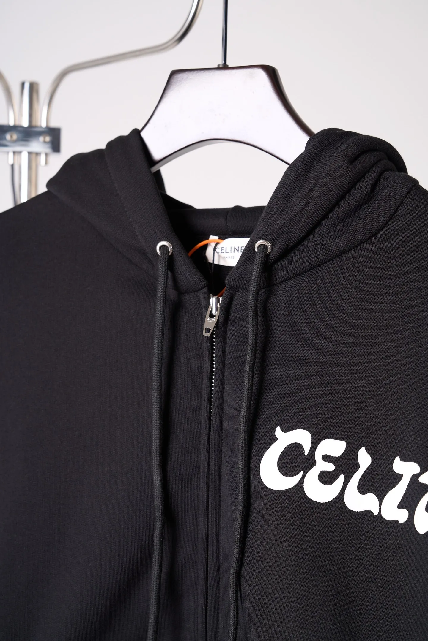 [Real auction] Celine/Celine printed zipper jacket [In Stock] S M L The contrasting color of White is restrained and distinct. The uninhibited style of the street is condensed into the details of the body. The drawstring hood is paired with a full metal zipper. The kangaroo pockets and ribbed edges are neat and neat. The loose shoulder silhouette combines street casualness with French family heritage. It interprets the romantic style of high-luxury streets. Glue printing is used. The chest printing has been modified three times with the film screen. Use glue liquid paint to print the pattern on the fabric. Bake the fabric to fix the printed pattern. The fabric has been fermented and washed for a better hand feel. Not easy to deform, not easy to shrink, not easy to fade, maintain long-term beauty, loose fit